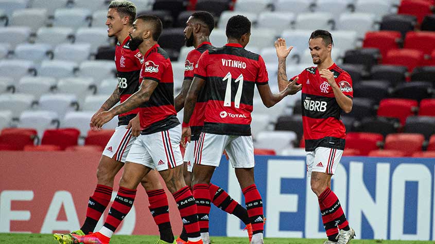 No Flamengo há 40 anos, massagista Denir levanta o troféu da Taça