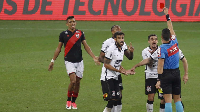 Atuações do Corinthians: laterais erram tudo em empate arrancado à