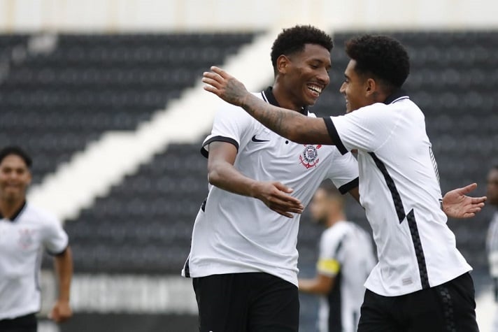 Caíque França, goleiro do Corinthians, passa por cirurgia