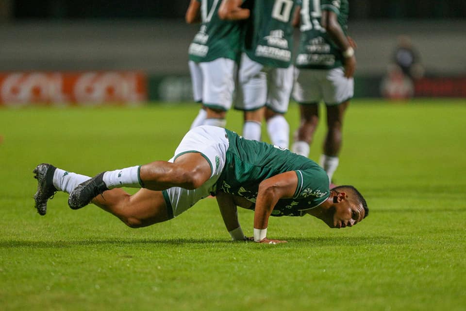 Após completar cinquenta jogos no Cuiabá, João Carlos comemora
