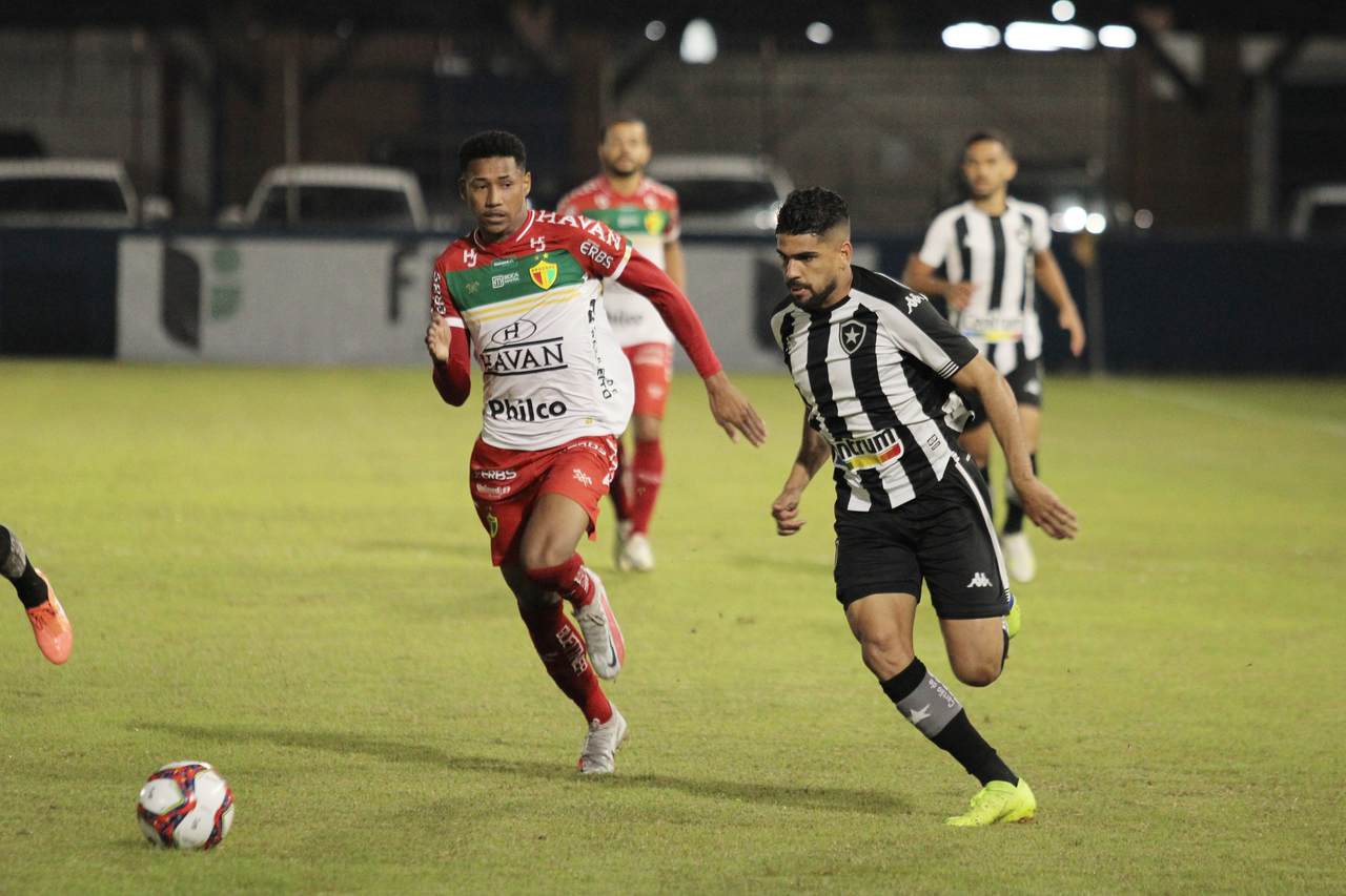 Rafael Navarro of Palmeiras competes for the ball with Claudinho