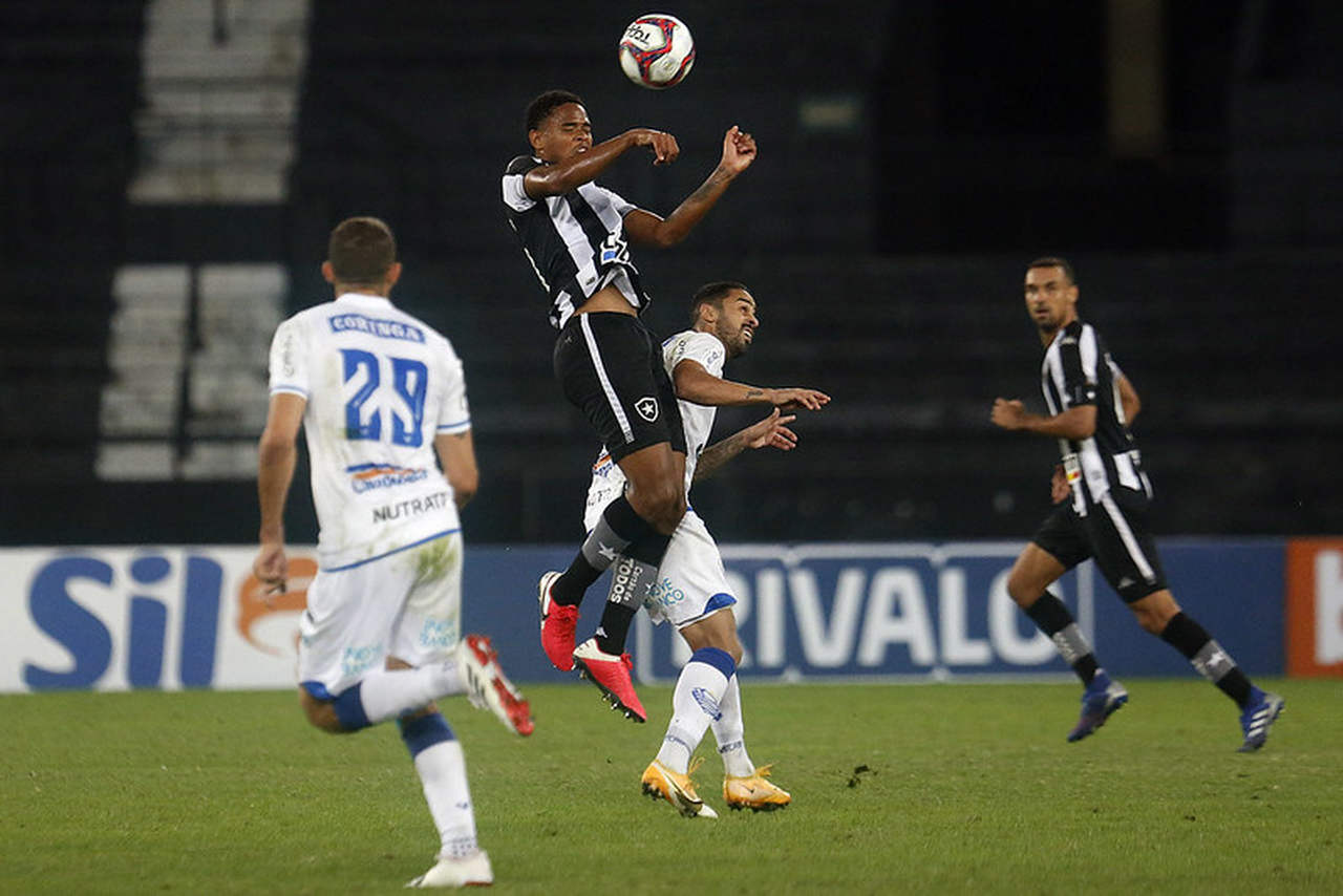 Desci e subi jogando”: Loureiro revela alívio com título do Botafogo e  explica cobrança no vestiário