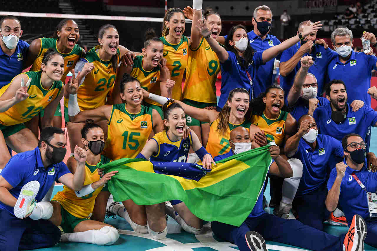 Seleção feminina de vôlei disputa amistoso com foco em inédito