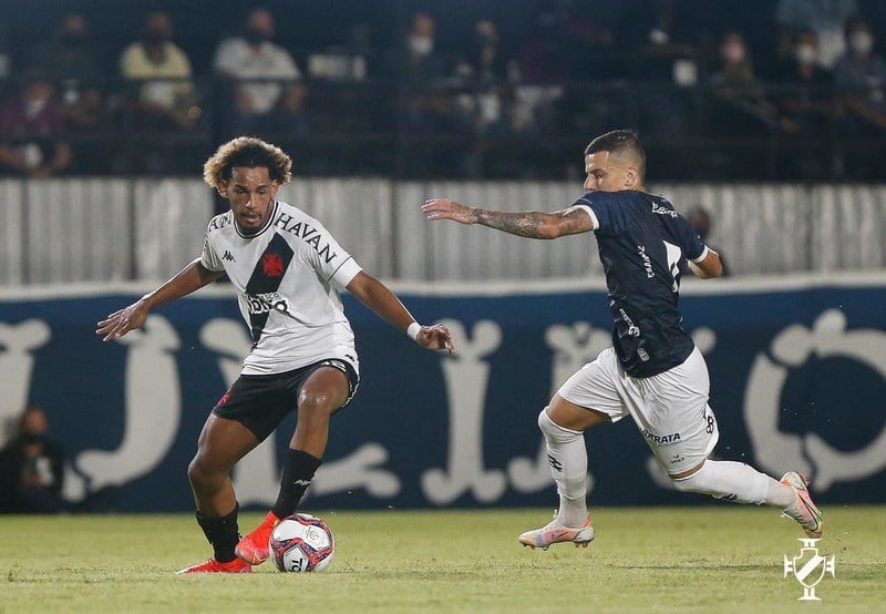 Fabio Azevedo 'surta' com gol de empate do Náutico sobre o Vasco e  viraliza; veja o vídeo