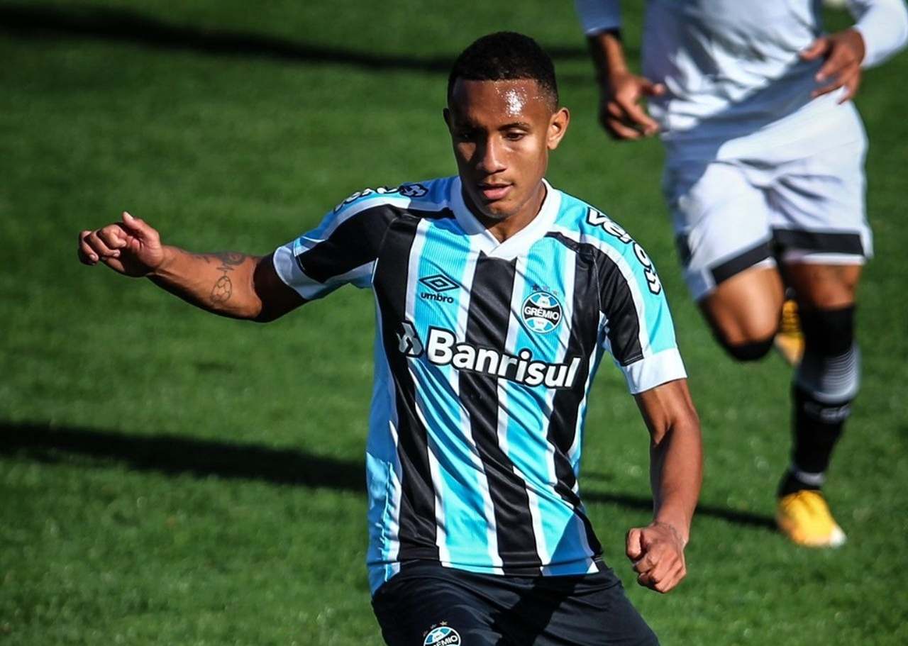 Wesley indo em direção à bola no jogo contra o Grêmio, pelo Brasileiro  Sub-20