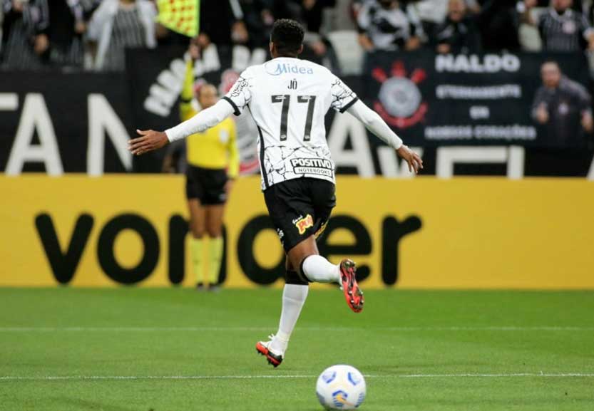 Corinthians bate Coritiba de virada e chega a 11 jogos invicto