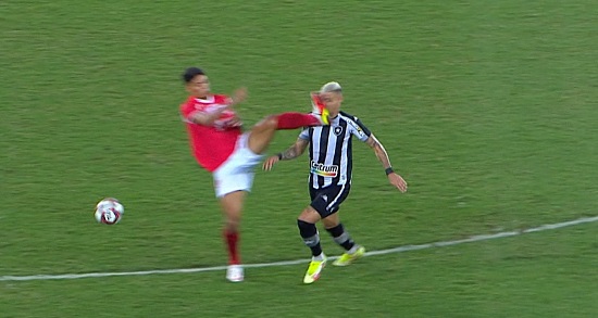 Chute poderoso de um jogador de futebol com bola de fogo