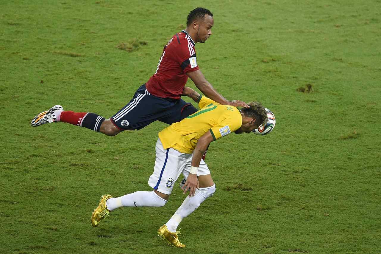 Quando o Neymar quebrou as costas?