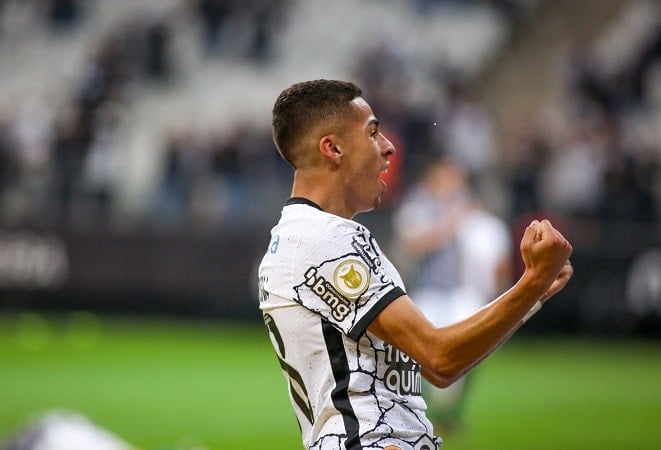 Corinthians marca no último lance e vence Chape diante de quase 40