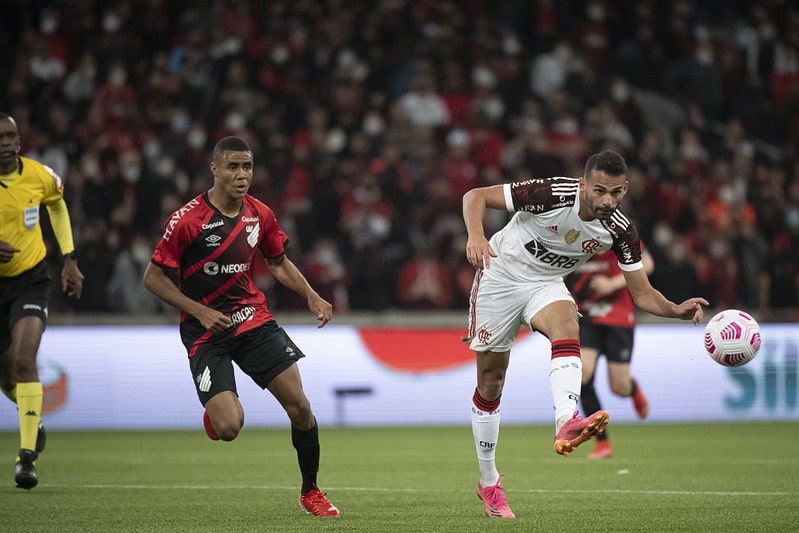 Foto mostra lance de Capasso que originou o pênalti do Flamengo