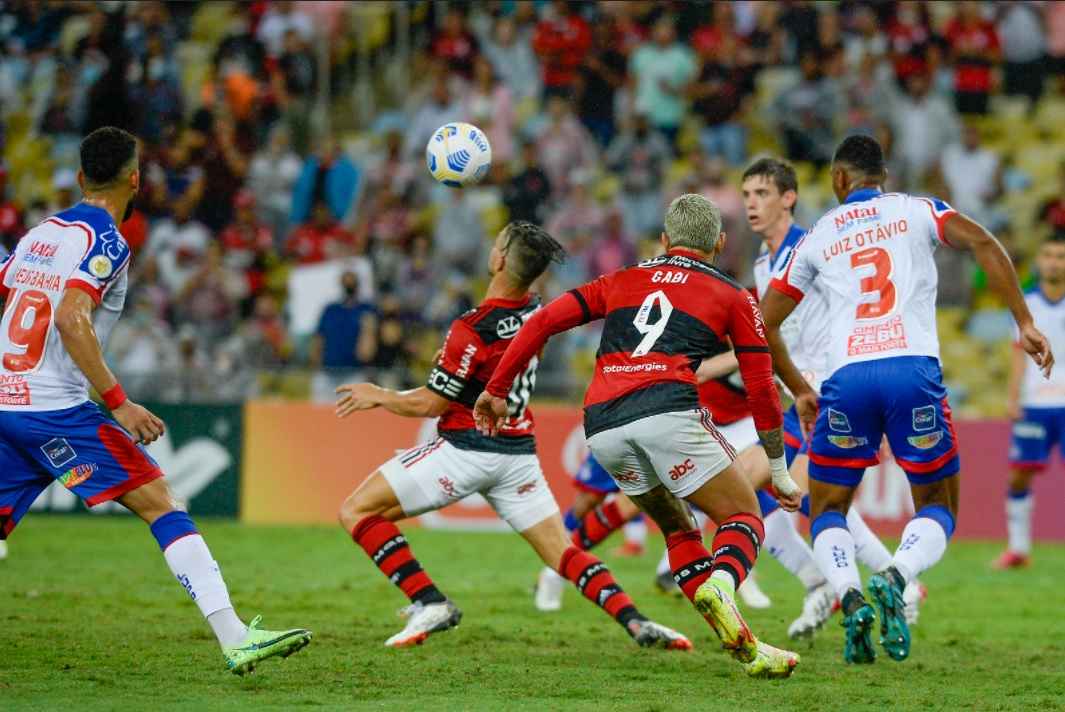 Com arbitragem polêmica, Flamengo bate Bahia e engata 2ª vitória