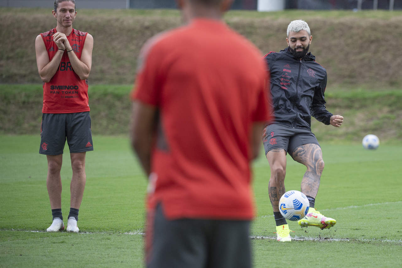 Flamengo confirma Isla e corre para ter lateral em campo na