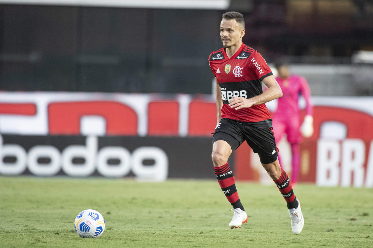 Ayrton Lucas desembarca no Rio e comemora acerto com o Flamengo