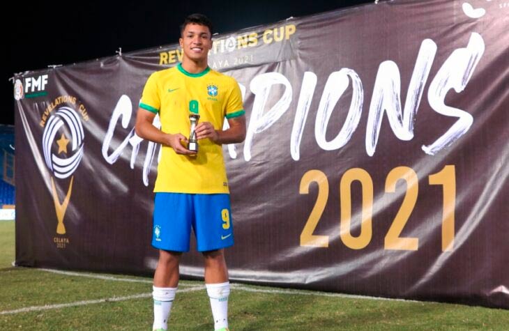 File:Wagner Leonardo - Campeonato Paulista Sub20- São Caetano 2 x 1 Santos  FC - 48105523391 (cropped).jpg - Wikipedia