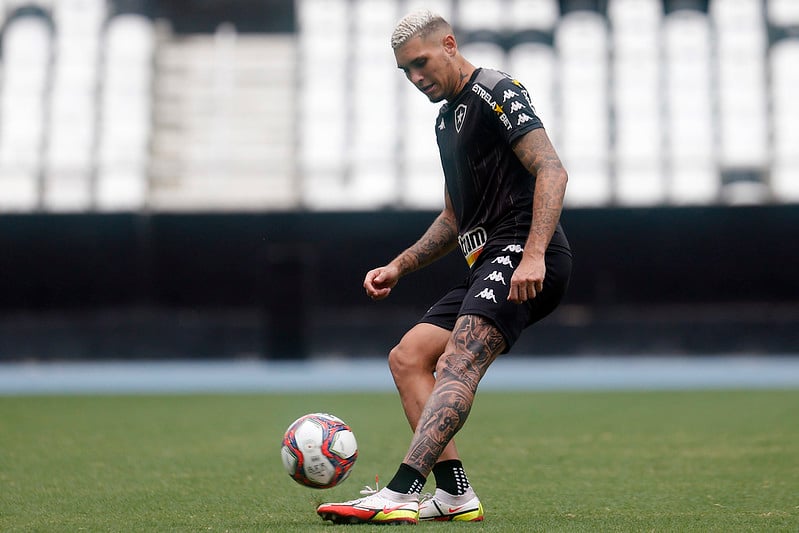 Inter anuncia oficialmente centroavante Wesley Moraes