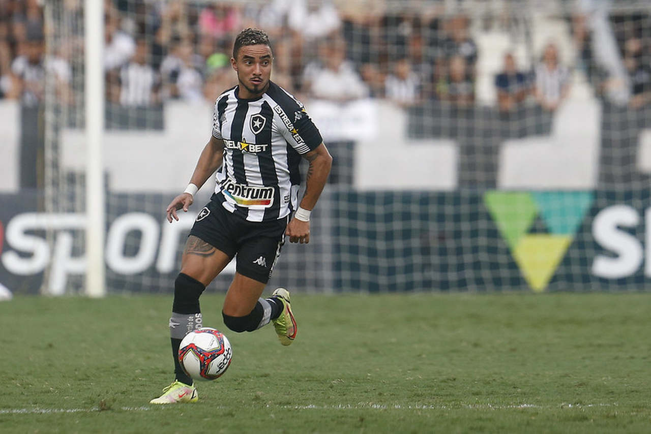 Botafogo aparece em placa de publicidade durante jogo da Premier