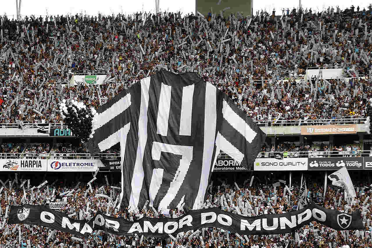 Jogadores do Botafogo são aplaudidos pelos torcedores após empate