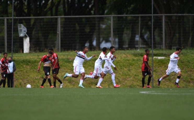 São Paulo vence Corinthians em Itaquera e fatura o tetracampeonato do  Paulistão Feminino Sub-17 - Lance!