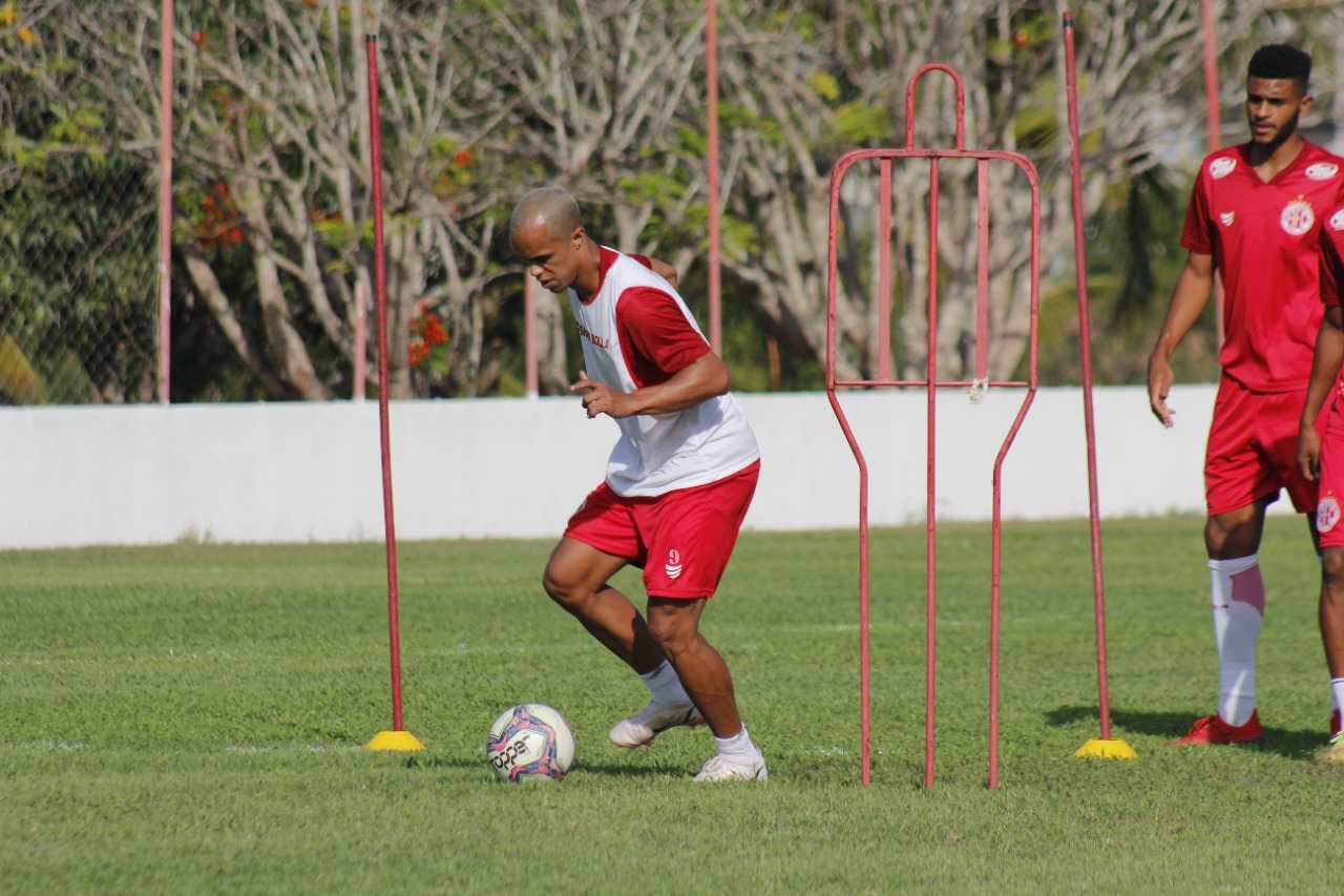 Ex-Vitória, Wesley Dias assina com clube cearense e projeta grande ano