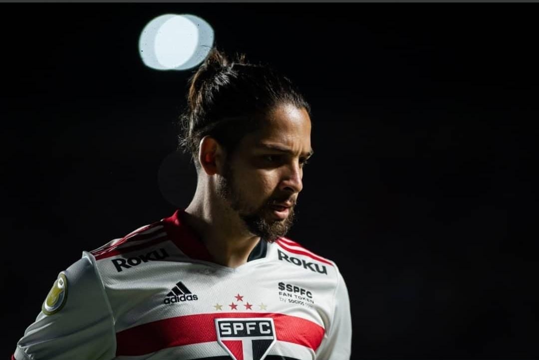 Por quê? Meia do Arsenal posta foto com camisa do SÃO PAULO! 