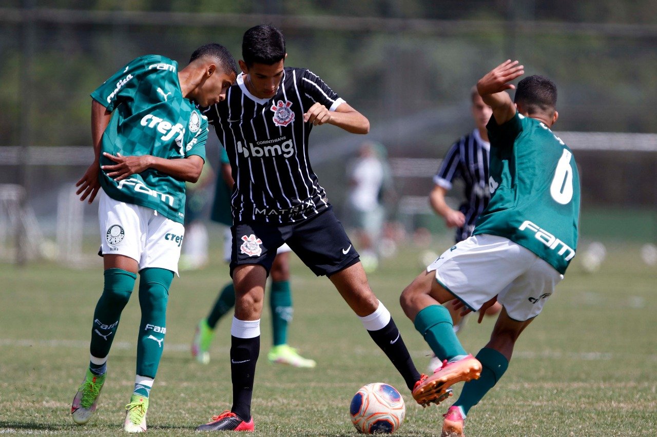 Paulinho vai ao CT do Corinthians e tem foto e vídeo vazados - Lance!