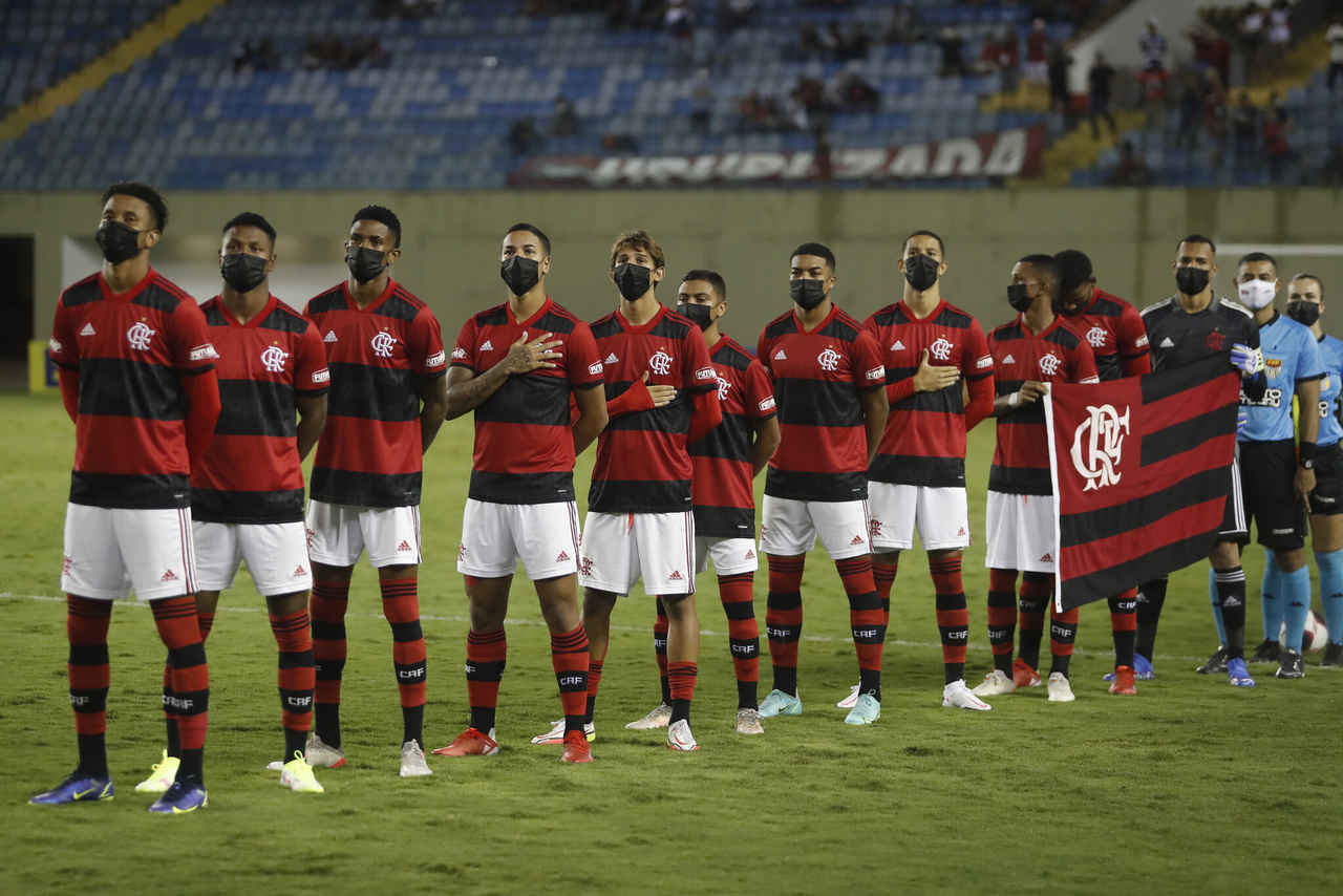 Wesley, do Flamengo, doa chuteira a jogador do Floresta: 'Sempre