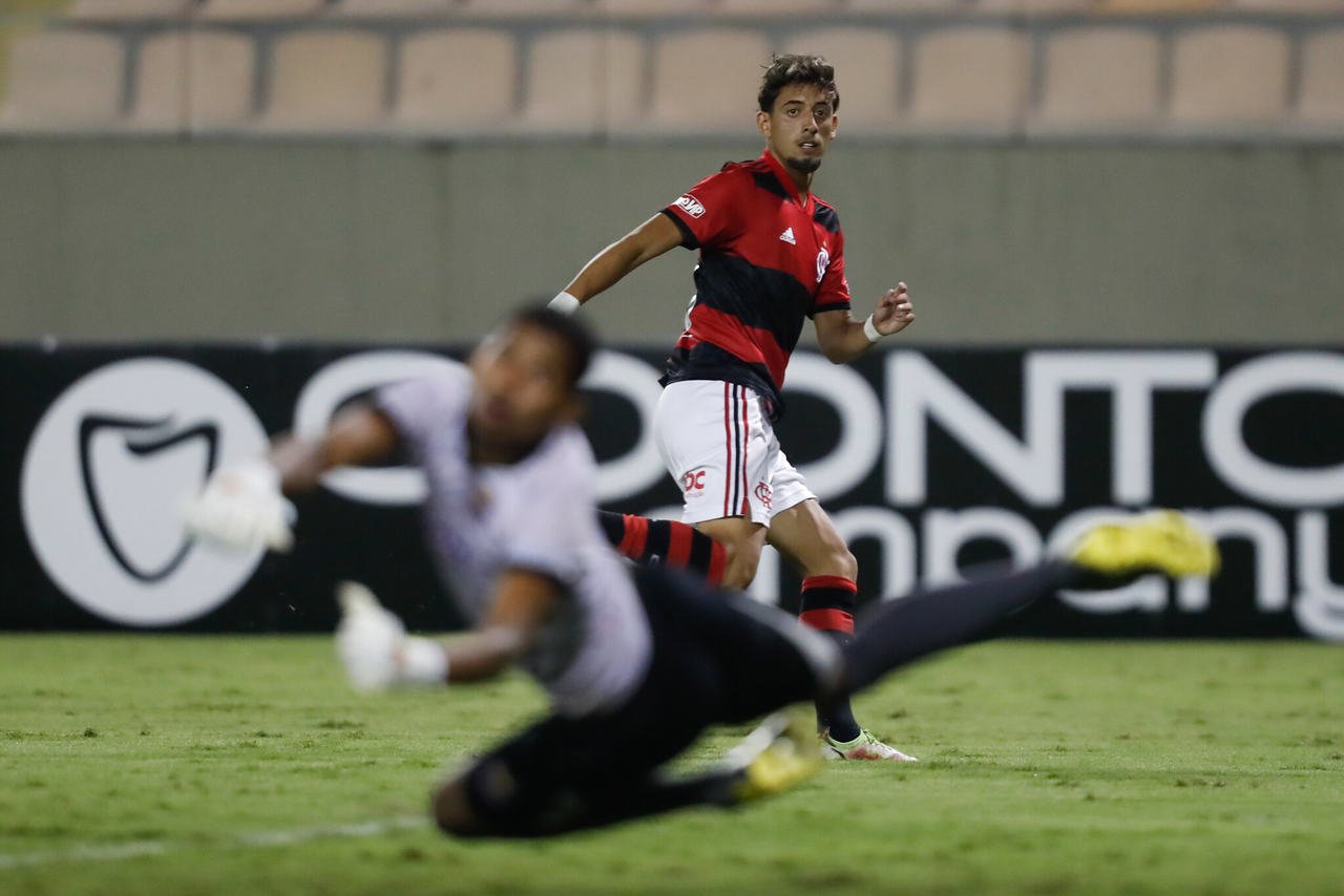 Bruno Viana se manifesta nas redes sociais após estreia pelo Flamengo