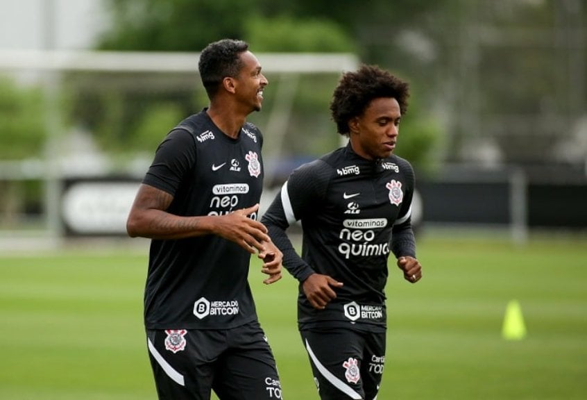 Jô aparece com tranças e coque, treina e reforça o Corinthians contra o  Coritiba, corinthians