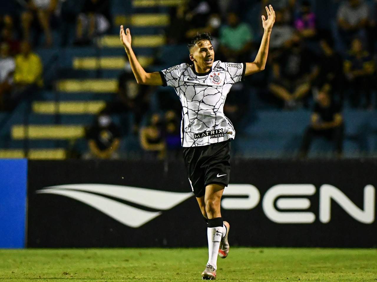 Técnico do Corinthians comenta troca de posição entre Wesley e