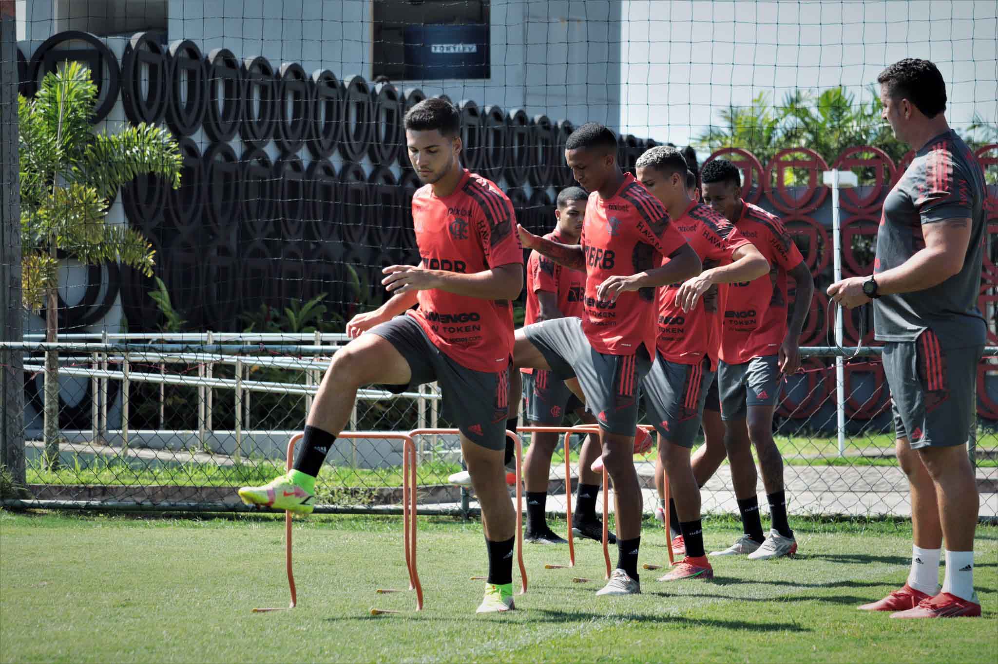 Isla fechou com o Flamengo! Confira 19 jogadores de seleção que estão  livres no mercado e caberiam no seu time – LANCE!