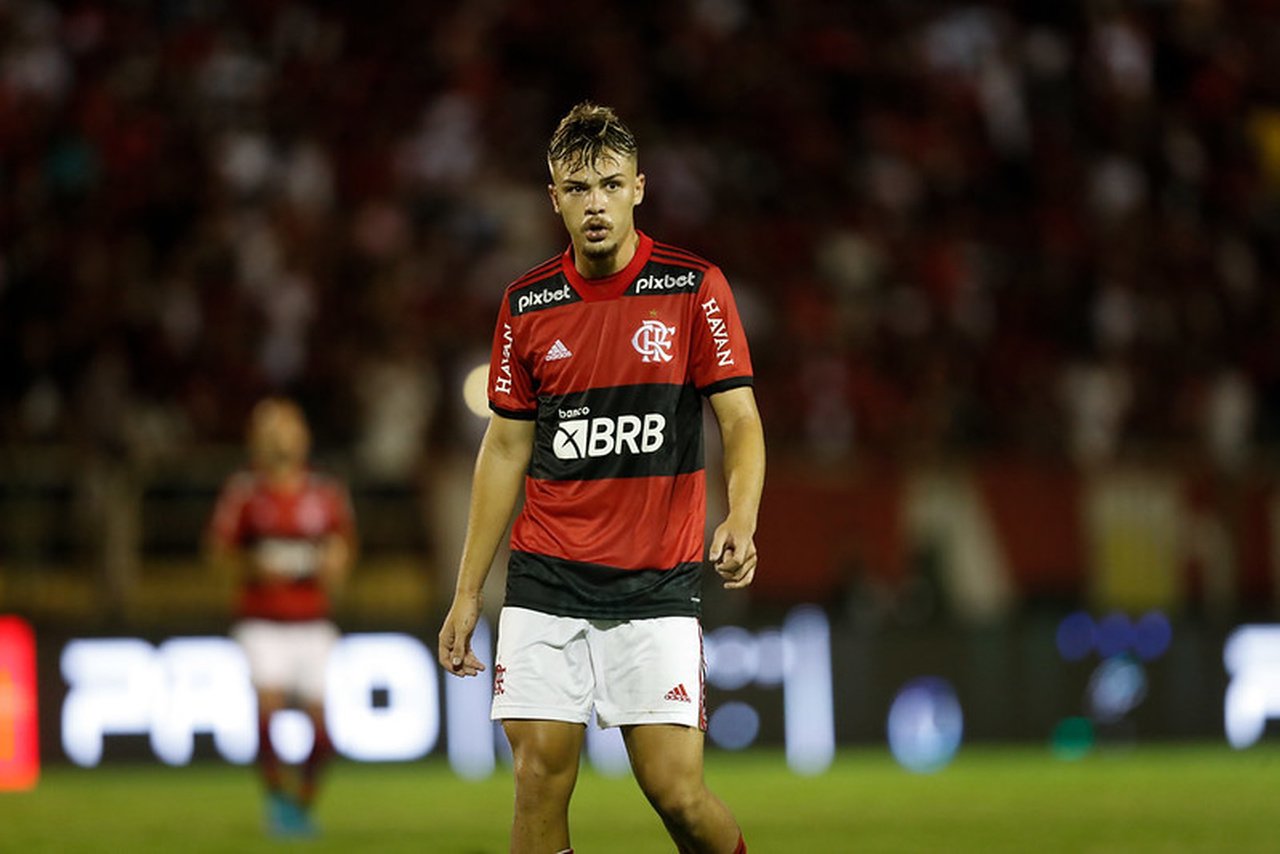 Lateral em pauta: Flamengo negocia com Ayrton Lucas, ex-Fluminense