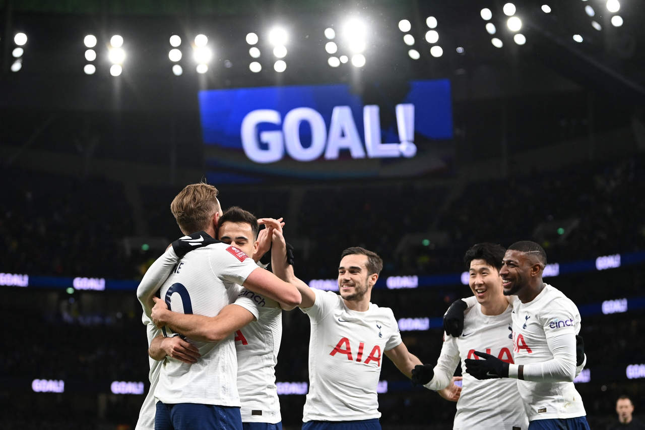 No primeiro jogo sem Kane, Tottenham empata com Brentford na estreia do  Inglês