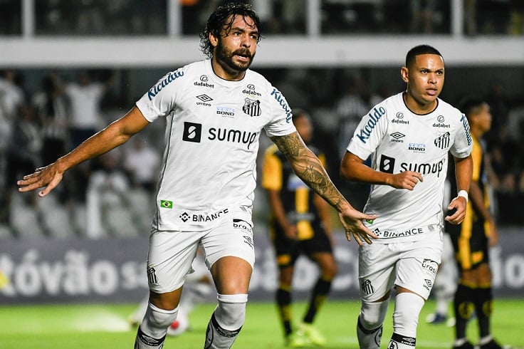 Em Orlando, Silvio Santos assiste ao jogo de Pato no estádio com MC Lan -  27/02/2022 - UOL Esporte