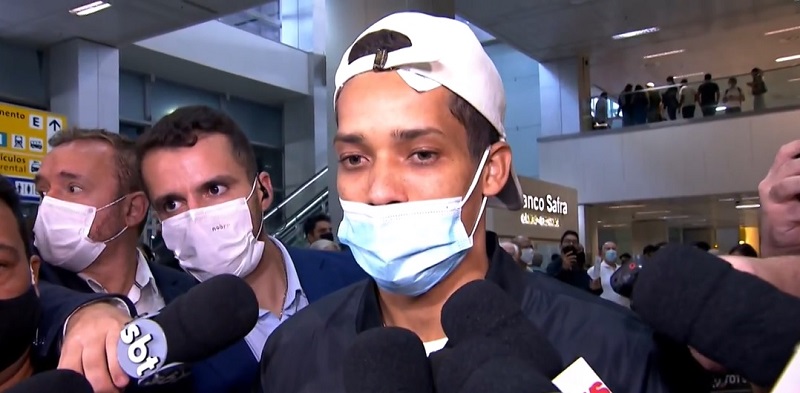 Em Orlando, Silvio Santos assiste ao jogo de Pato no estádio com MC Lan -  27/02/2022 - UOL Esporte