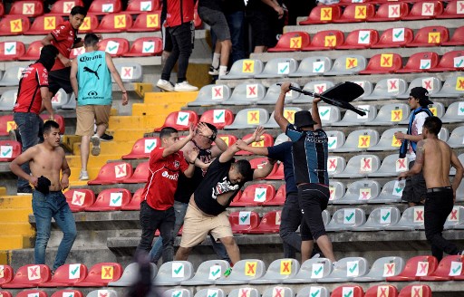 Um dia antes de briga na torcida, jogadores do Querétaro simularam