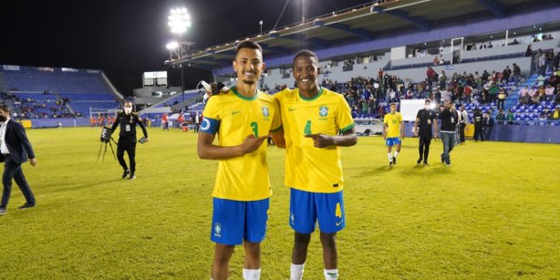 Agora, no troca de passes, estavam falando sobre acelerar o jogo e que o  Corinthians não tinha jogadores rápidos, daí o Pedrinho listou os jogadores  de meio-campo e ataque da Alemanha no