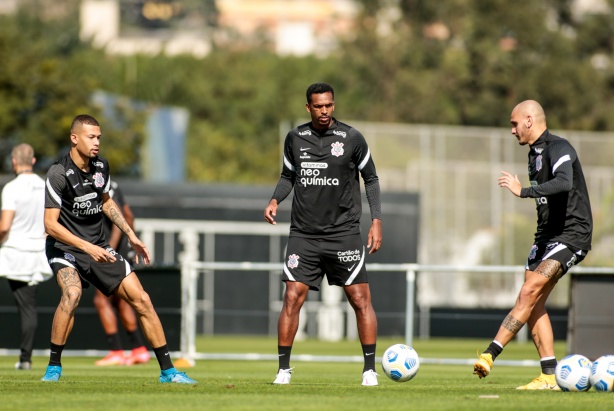 Agora, no troca de passes, estavam falando sobre acelerar o jogo e que o  Corinthians não tinha jogadores rápidos, daí o Pedrinho listou os jogadores  de meio-campo e ataque da Alemanha no