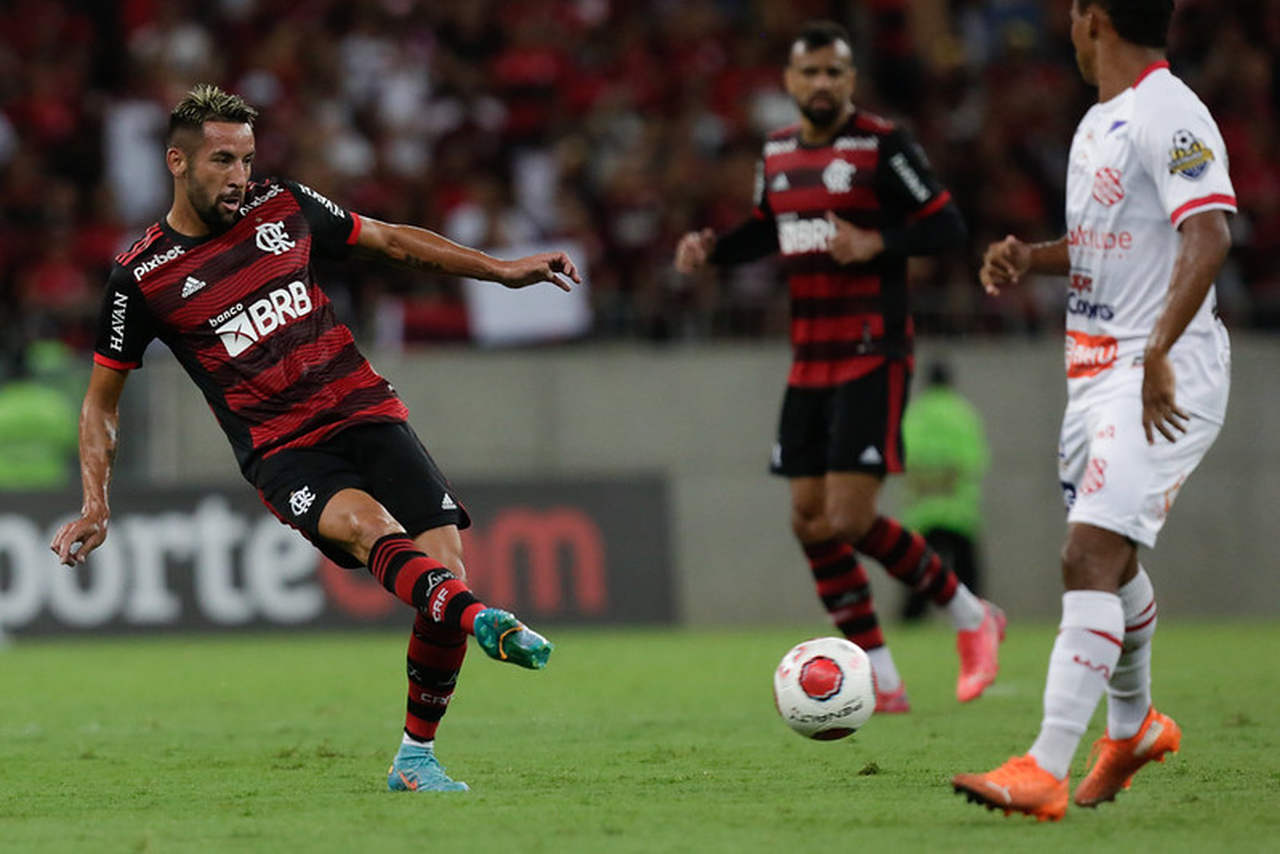 ISLA (FLAMENGO) O que fazer com o jogador? 