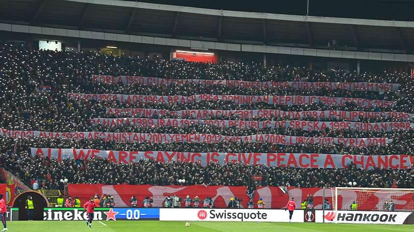 Estrela Vermelha x Radnicki Muita pirotecnia na torcida do Estrela