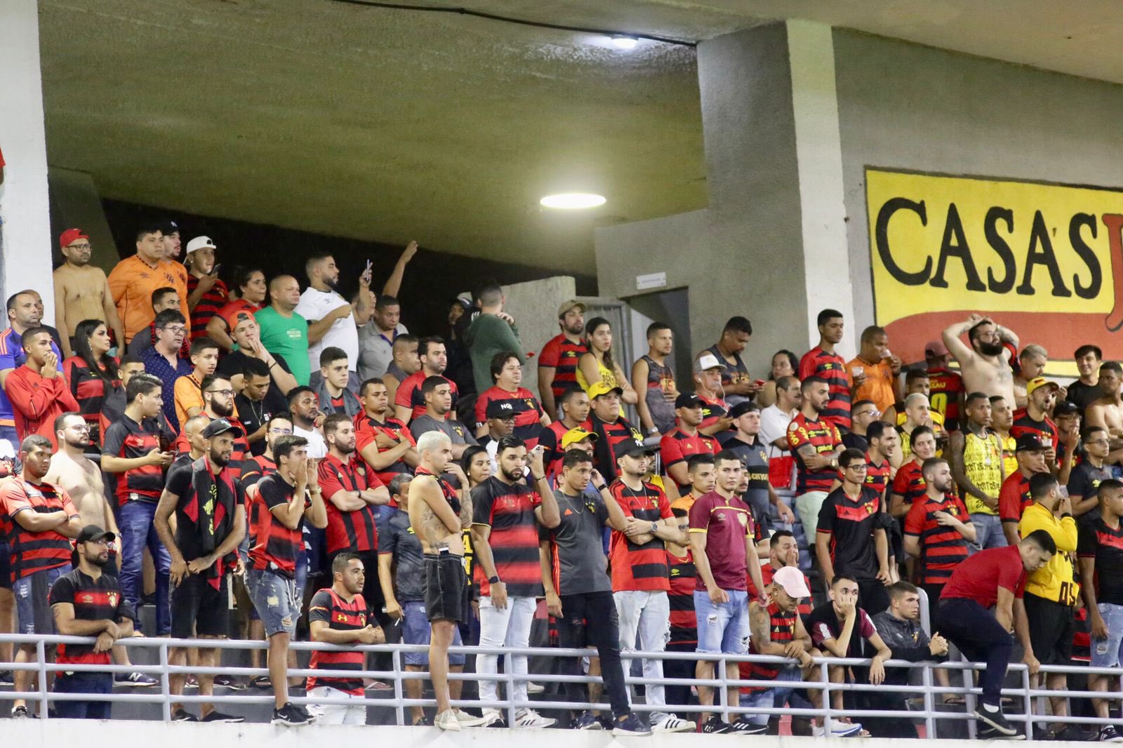 Torcida comemora conquista da Seleção no Centro do Recife com