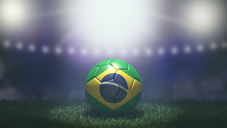 Banner azul de apostas esportivas com copos campeões de smartphone