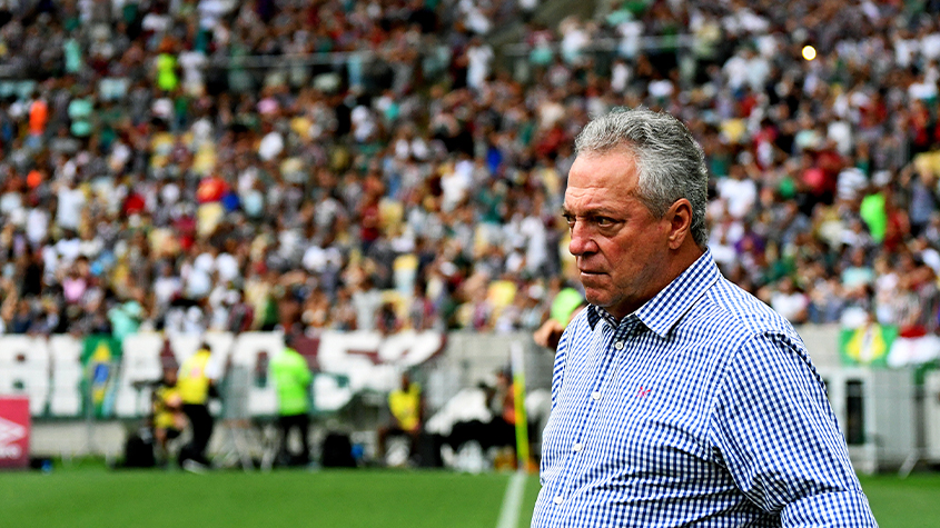 Jogadores do Botafogo ficam na bronca com árbitro por encerrar jogo antes  de falta e geram confusão; veja! - Lance!