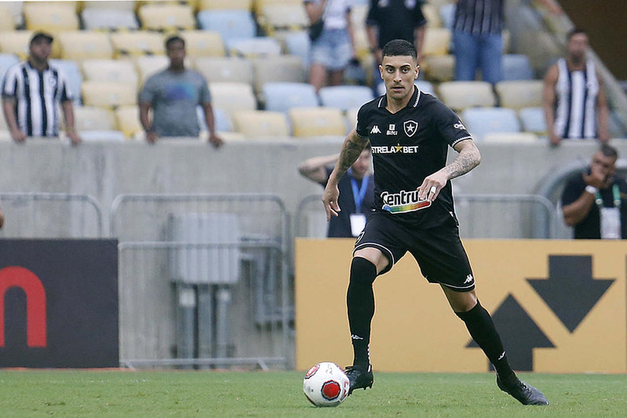 Jogadores do Botafogo ficam na bronca com árbitro por encerrar jogo antes  de falta e geram confusão; veja! - Lance!