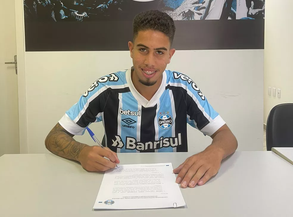 Com multa de R$ 650 milhões, Grêmio renova com atacante Wesley revelação da  base