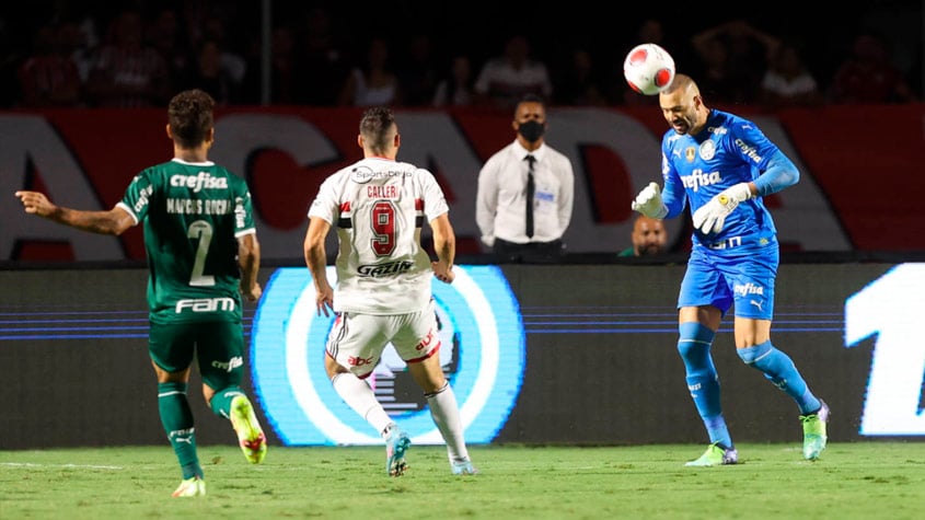 SP - Sao Paulo - 03/30/2022 - PAULISTA 2022, SAO PAULO X PALMEIRAS - Sao  Paulo player Calleri celebrates his goal with players from his team during  a match against Palmeiras at