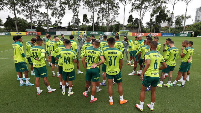 SP - Sao Paulo - 12/21/2022 - FINAL PAULISTA FEMALE 2022, PALMEIRAS X  SANTOS - Santos players lament the defeat at the end of the match against  Palmeiras at the Arena Allianz