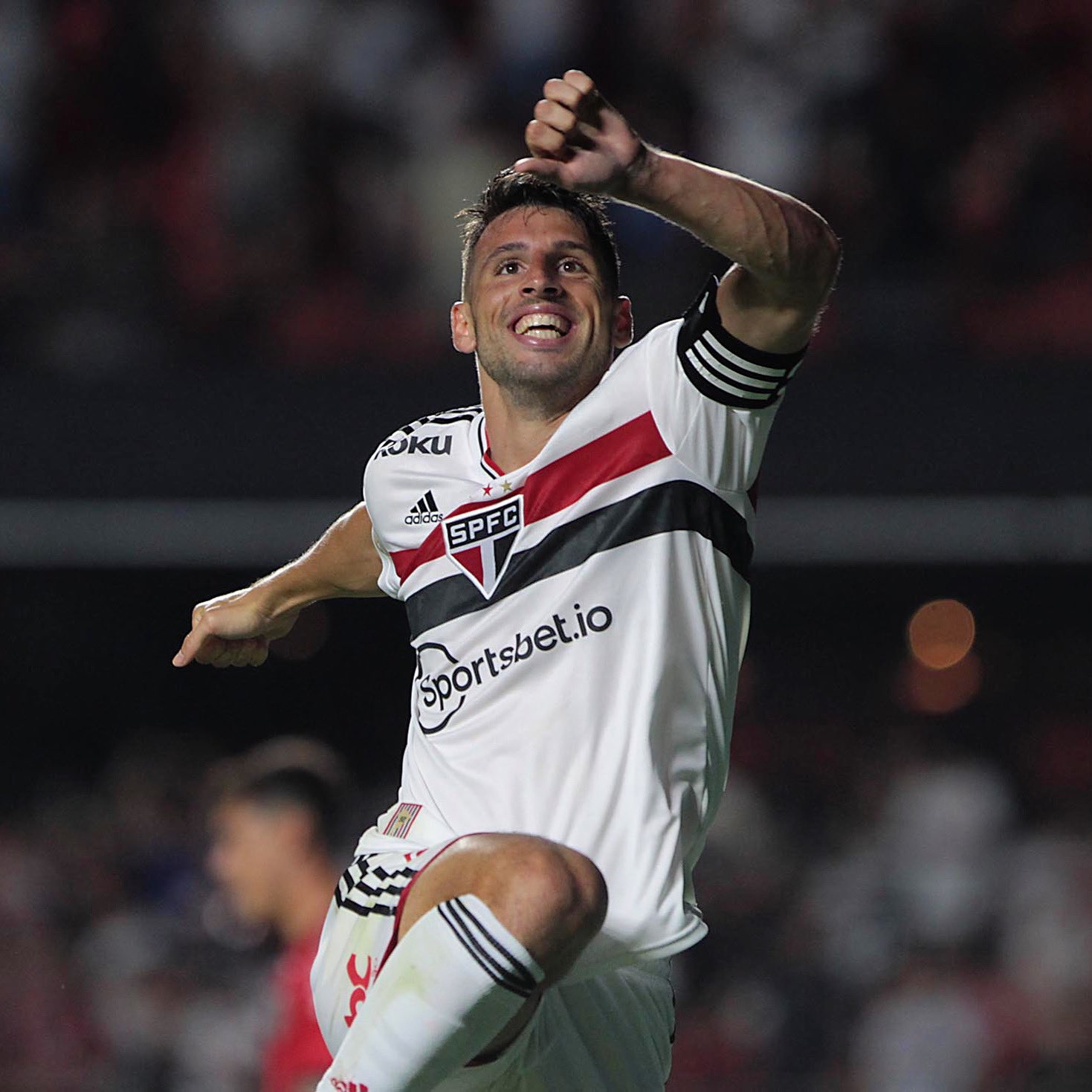 Em clima de festa no Morumbi, Calleri faz dois e São Paulo bate