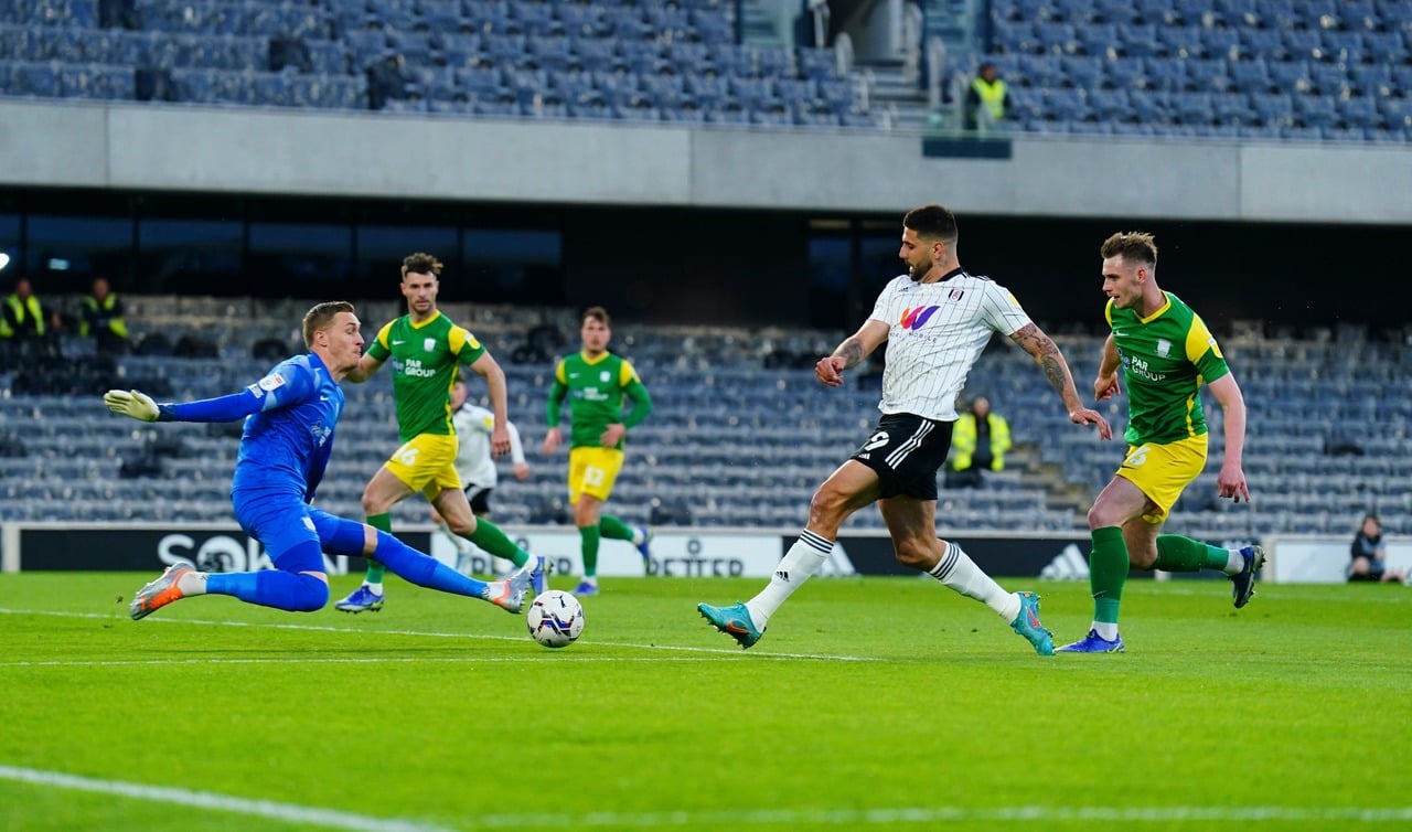 Zagueiro brasileiro comemora marca de 50 jogos por clube comprado