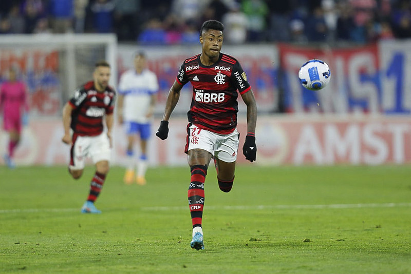 Bruno Henrique marca de cabeça e Flamengo vence Chapecoense na Arena Condá  - TNH1