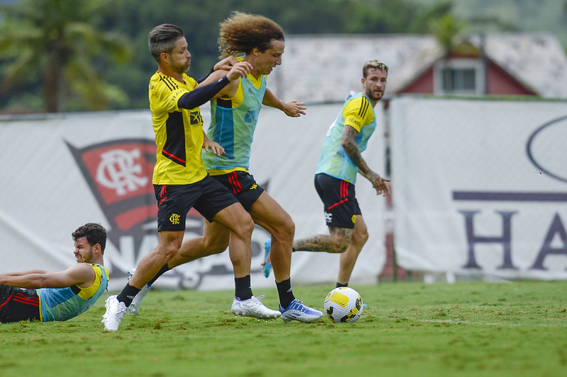 Flamengo vai à Europa para fechar a contratação do lateral-direito Isla -  Lance!